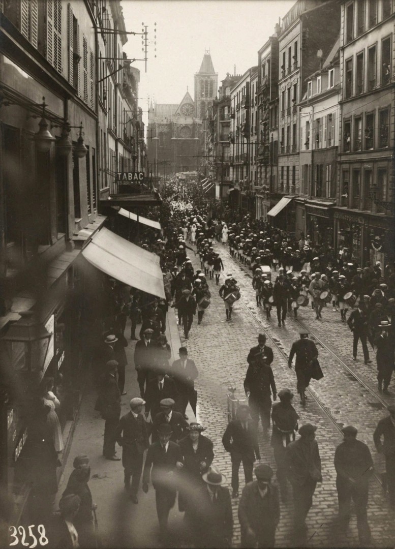 La Basilique vue de la rue de la République,